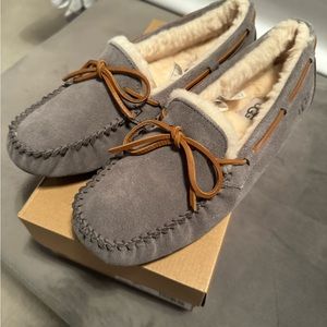 UGG women’s Dakota slippers - size 8- Pewter (New)